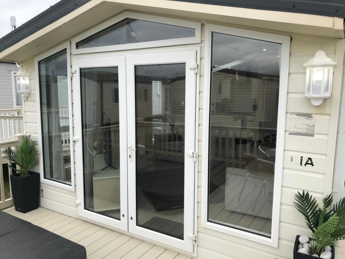 Hot Tub Accommodation North Wales Caravan Rhyl Exteriér fotografie